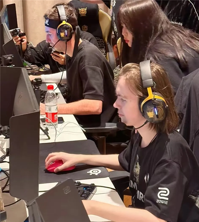 在第一场比赛中取得了大胜！Fisher Yongen 在团队战中击败了 ucal Akali， Nongshim RedForce 轻松击败了 DRX ，赢得了第一场比赛