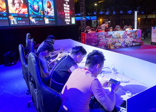 JiaQi 骑马真的很强！ JiaQi Kaisa 强行拿下四杀扭转局势并且 Royal Never Give Up 击败了 Anyone's Legend